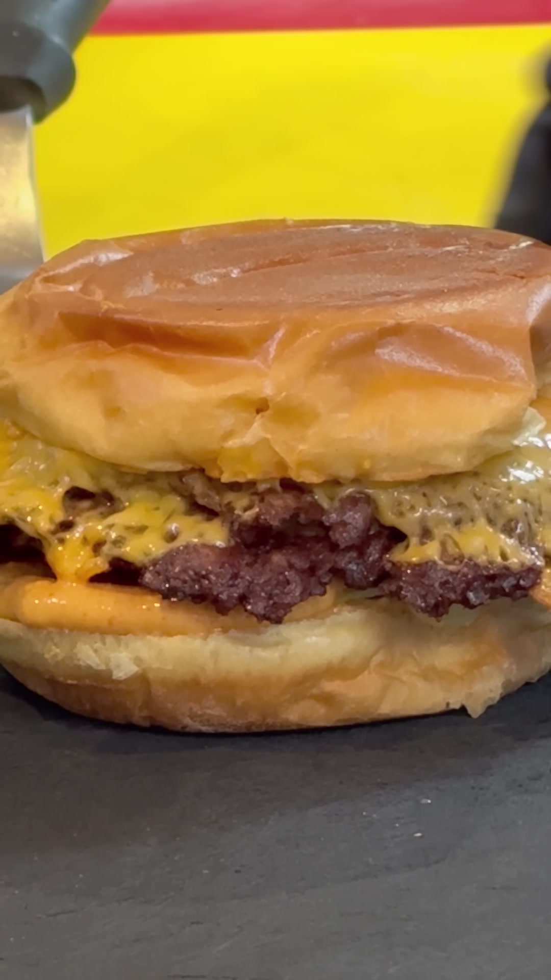Smash burger à la fin de sa préparation